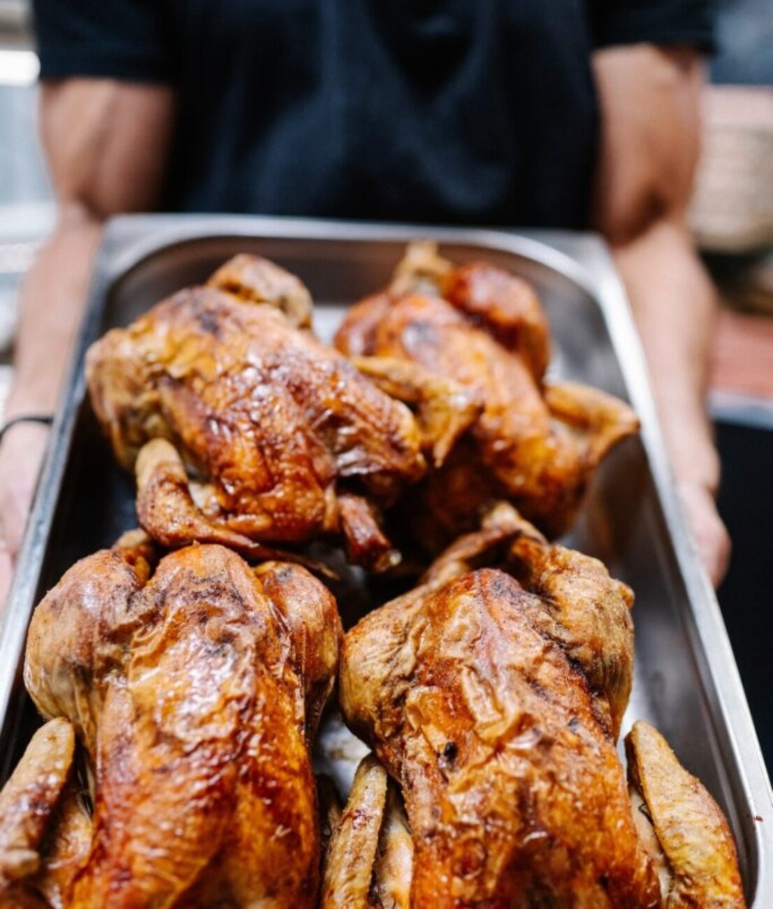 Le poulet rôti est sans aucun doute l’un de nos plats préférés. Il satisfait toutes les générations. Il s’impose très souvent comme le repas du déjeuner dominical en famille. Tiens d’ailleurs, commençons par là.